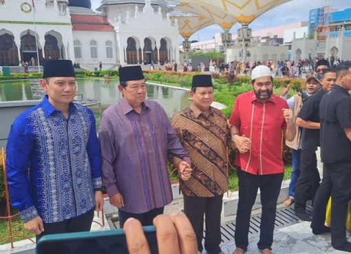 Capres nomor urut 2 Prabowo Subianto, Presiden ke-6 Susilo Bambang Yudhoyono (SBY), Ketua Umum Partai Demokrat Agus Harimurti Yudhoyono (AHY), dan eks Panglima GAM Muzakir Manaf berfoto bersama di Masjid Baiturrahman, Aceh, Selasa (26/12/2023).