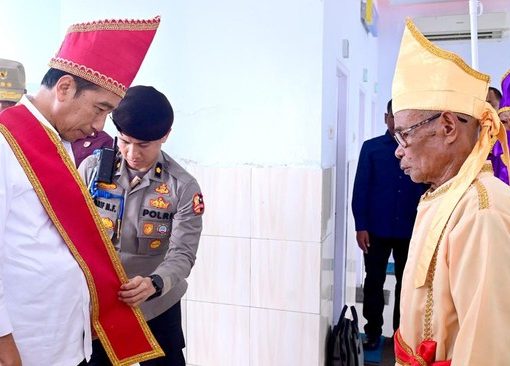 Presiden Joko Widodo mendapatkan gelar adat 'Marambe Ambaralla Palunglaa Porodisa' dari Dewan Adat Talaud.