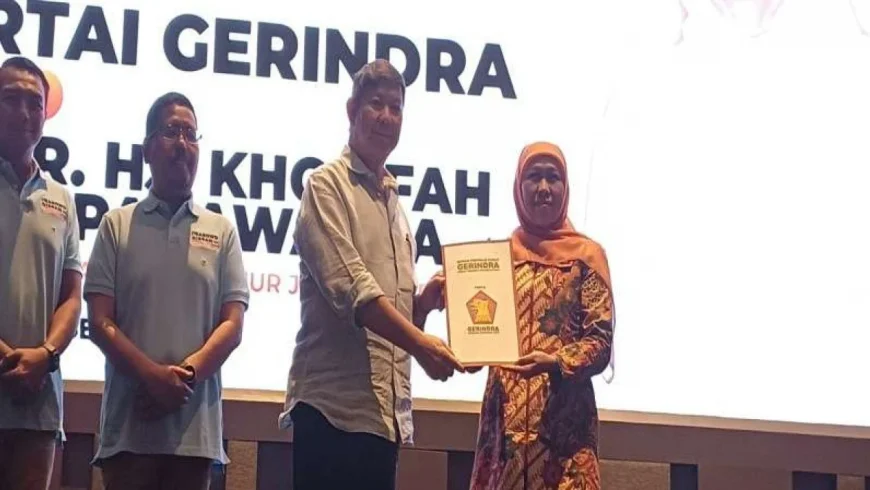 Hashim Djojohadikusumo menyerahkan rekomendasi dari Gerindra kepada Khofifah.