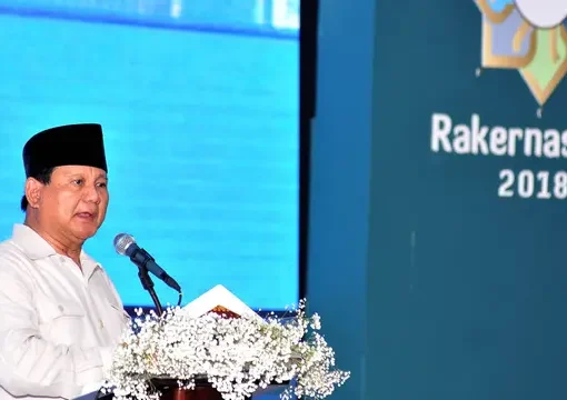 Calon presiden nomor urut 02 Prabowo Subianto berpidato dalam Rakernas LDII di Pondok Gede, Jakarta, Kamis (11/10). Prabowo datang dengan mengenekan kemeja safari cokelat dan peci hitam.