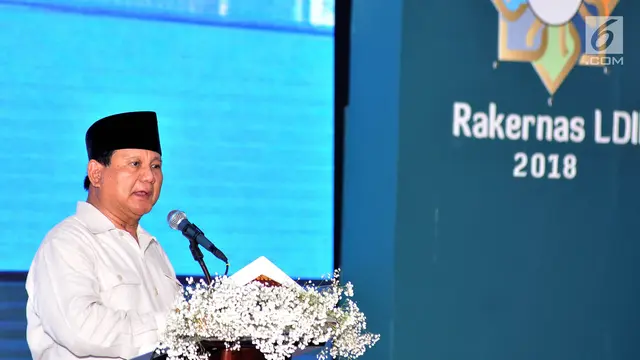 Calon presiden nomor urut 02 Prabowo Subianto berpidato dalam Rakernas LDII di Pondok Gede, Jakarta, Kamis (11/10). Prabowo datang dengan mengenekan kemeja safari cokelat dan peci hitam.