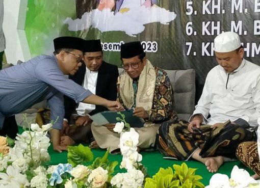 Mahfud MD (dua kanan) saat menghadiri haul pendiri Ponpes Al Islah di Desa/Kecamatan Bungah, Gresik, Jawa Timur