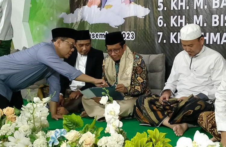 Mahfud MD (dua kanan) saat menghadiri haul pendiri Ponpes Al Islah di Desa/Kecamatan Bungah, Gresik, Jawa Timur