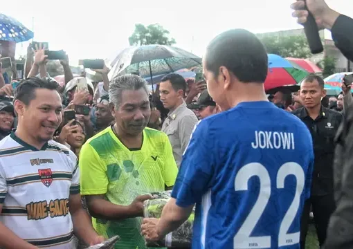 Presiden Joko Widodo atau Jokowi bermain sepak bola bersama warga Desa Batu Cermin di Lapangan Bola Wae Kesambi, NTT, Senin (4/12/2023).