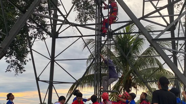 Suasana evakuasi anak perempuan yang nekat panjat tower RPK.