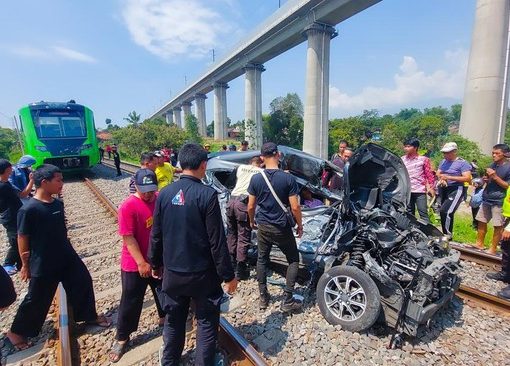 Kecelakaan maut sebuah minibus dengan Kereta feeder Kereta Cepat Whoosh di perlintasan di Kabupaten Bandung Barat.