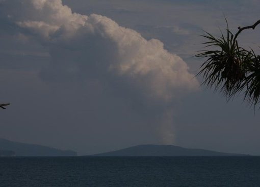 Gunung Anak Krakatau meletus.s.