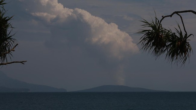 Gunung Anak Krakatau meletus.s.