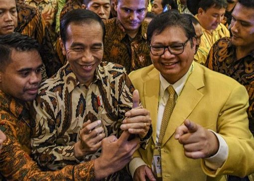 Presiden Jokowi didampingi Airlangga Hartarto saat menghadiri acara Partai Golkar.