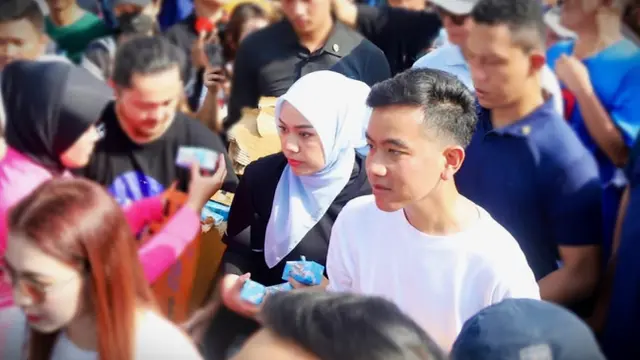 Calon wakil presiden (cawapres) Gibran Rakabuming Raka sempat mendatangi Car Free Day (CFD) di Bunderan Hotel Indonesia, Jakarta. Sembari jalan santai, dia pun ditemani oleh Blue Squad PAN.