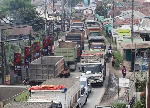 Truk di Parung Panjang.