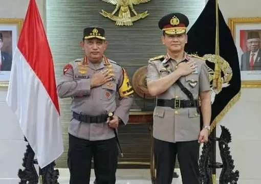 Irjen Pol Firman Santyabudi (kanan) menyerahkan jabatannya sebagai Kepala Korps Lalu Lintas (Kakorlantas) Polri kepada Kapolri Jenderal Pol Listyo Sigit Prabowo (kiri). Penyerahan jabatan itu dilakukan lantaran Firman resmi memasuki masa pensiunnya dari Polri.