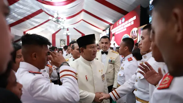 Menteri Pertahanan Prabowo Subianto memberikan pembekalan kepada ratusan kadet Universitas Pertahanan (Unhan) Republik Indonesia di Hambalang, Bogor, Sabtu (14/10).