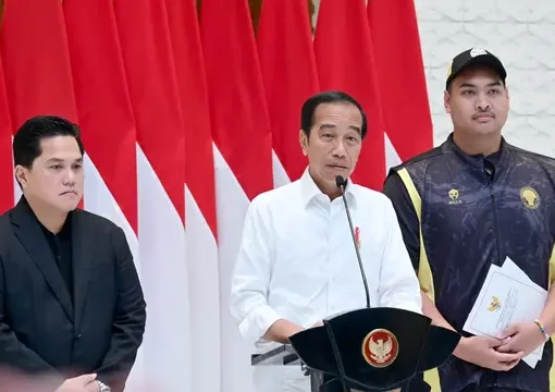 Presiden Jokowi bersama Menpora dan Ketum PSSI.