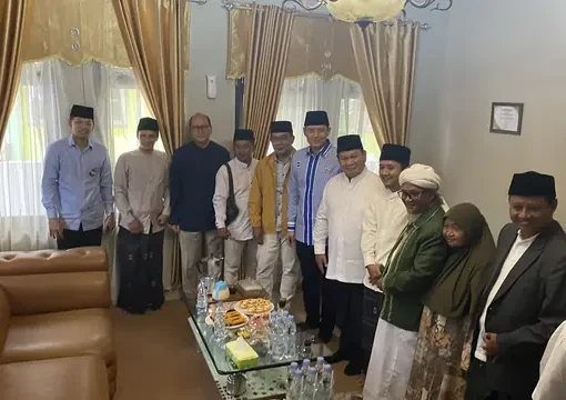 Calon Presiden nomor urut 2 Prabowo Subianto silaturahmi dengan pimpinan Pondok Pesantren (Ponpes) Miftahul Huda di Manonjaya, Tasikmalaya, pada Sabtu (2/12/2023).