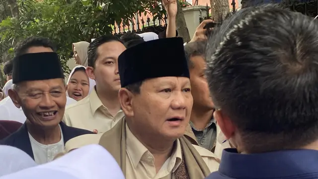 Calon presiden nomor urut 2, Prabowo Subianto, mendapat banyak petuah dari beberapa kiai saat berkunjung ke Pondok Pesantren di Tasikmalaya, Jawa Barat, Sabtu (2/12/2023).