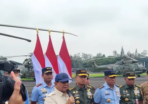 Menteri Pertahanan Prabowo Subianto menyerahkan delapan unit helikopter angkut berat H225M kepada TNI Angkata Udara (AU) di Lanud Atang Sendjaja Bogor, Jumat (1/12/2023).