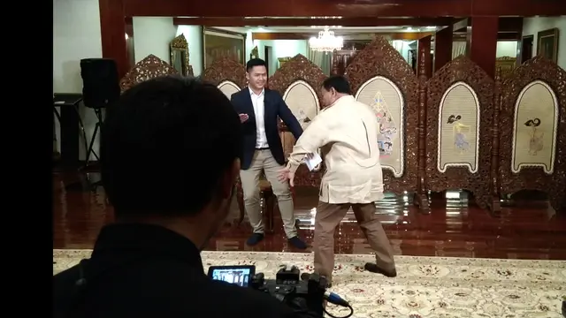 Capres nomor urut 02 Prabowo Subianto Berjoget di kediamannya, Kertanegara, Jakarta Selatan.