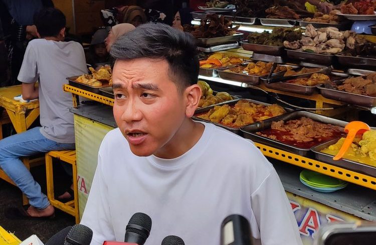 Calon wakil presiden nomor urut 2, Gibran Rakabuming Raka, selepas menyantap hidangan nasi kapau di kawasan Senen, Jakarta Pusat, Minggu (3/12/2023).