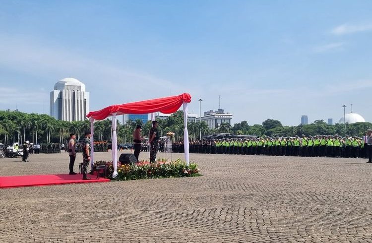 Wakil Kepala Kepolisian Negara Republik Indonesia (Wakapolri) Komjen Agus Andrianto dan Kepala Staf Umum (Kasum) TNI Letjen Bambang Ismawan memimpin Apel Operasi Lilin dalam rangka Pengamanan Natal 2023 dan Tahun Baru 2024 di Lapangan Silang Monas, Jakarta, Kamis (21/12/2023).