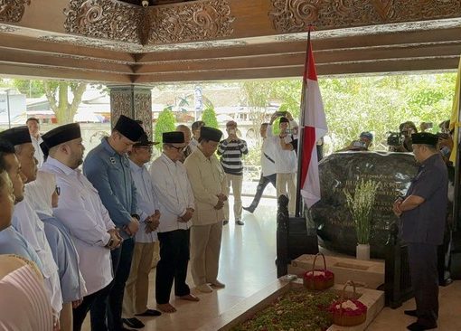 Prabowo berziarah ke makam Sukarno. Prabowo mengaku menghormati Sukarno, sungkan dibandingkan dengan sosok proklamator RI itu.