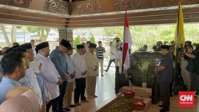 Prabowo berziarah ke makam Sukarno. Prabowo mengaku menghormati Sukarno, sungkan dibandingkan dengan sosok proklamator RI itu.