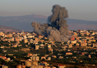 Petugas pemadam kebakaran dan petugas keamanan berkumpul di sebuah bangunan yang hancur akibat serangan udara Israel di Damaskus pada 14 November 2024. (Foto: AP/Arab News)