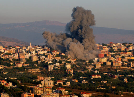 Petugas pemadam kebakaran dan petugas keamanan berkumpul di sebuah bangunan yang hancur akibat serangan udara Israel di Damaskus pada 14 November 2024. (Foto: AP/Arab News)