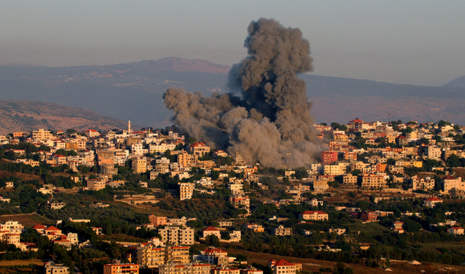 Petugas pemadam kebakaran dan petugas keamanan berkumpul di sebuah bangunan yang hancur akibat serangan udara Israel di Damaskus pada 14 November 2024. (Foto: AP/Arab News)